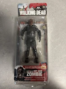 McFarlane Toys - The Walking Dead Gas Mask Riot Gear Zombie 5" Figur Serie 4 - Bild 1 von 2