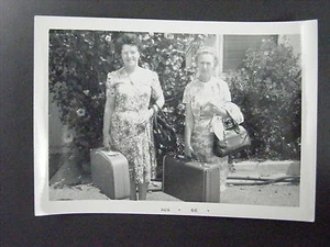 Maletas de vacaciones Two Lady Travelers en blanco y negro fotografía instantánea 1966 - Imagen 1 de 2