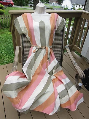 Vestido de falda completa hecho a mano de VTG de los años 40 con escote corazón inusual a rayas S/XS Foto 1 de 4