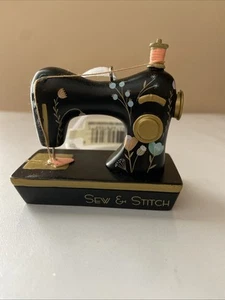 Neu mit Etikett Hallmark 2023 SEW AND STITCH Nähmaschine Ornament - Bild 1 von 4