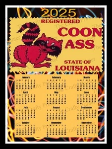 2026 KALENDERMAGNET - Cajun Humor Waschbär - Bundesstaat Louisiana - Größe 8" x 10" - Bild 1 von 2