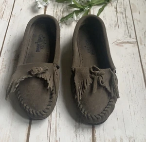 Women Gray Fringe Suede Minnetonka Mocasins - Picture 1 of 4