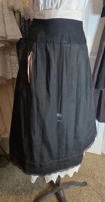 Enagua victoriana negra de mezcla de algodón con hermoso ribete de encaje Foto 1 de 4