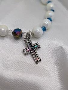 Pulsera rosario de porcelana hecha a mano con dije de cruz - Imagen 1 de 4