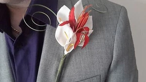 Gents Red & White Buttonhole - Picture 1 of 2