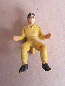 B730 Vintage Homme Assis Cheveu Noir Figurine Jouet Plastique 3 cm X 2.9 cm - Picture 1 of 6