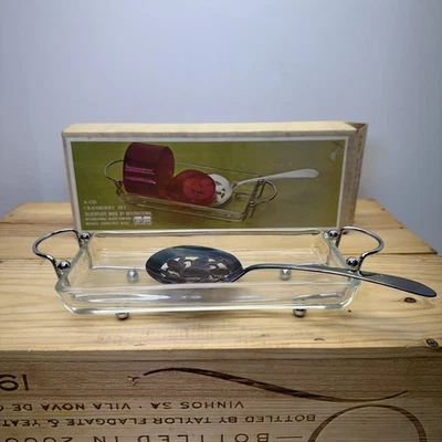 Bandeja de vidrio de arándano con soporte de placa plateada con patas de International #A-120 Foto 1 de 4