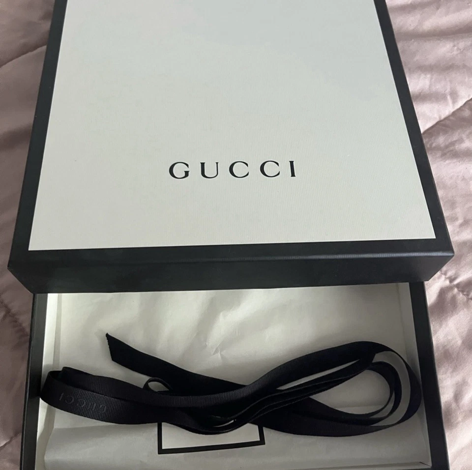 Gucci Caja Blanco y Negro con Papel de seda y Cinta Foto 1 de 3