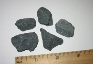 5 KLEINE SELTENE NATÜRLICHE GROBE 0,7" - 1,2" SCHWARZE AZEZTULIT STEIN MINERALIEN 41,6 Gramm - Bild 1 von 5