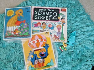 RARE * LOT OF SEASAME STREET COLLECTIBLES: 1979 WOODEN PUZZLES ALBUM TOYS - Picture 1 of 4