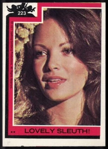 1977 Topps Charlie's Angels #223 Lovely Sleuth! - Jaclyn Smith - MISCUT - Bild 1 von 2
