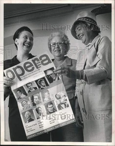 Foto de prensa 1963 mujeres voluntarias para la Asociación de la Gran Ópera de Houston - Imagen 1 de 2