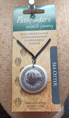 "Nuevo colgante de nutria marina de porcelana Pathfinders joyería de vida silvestre en cordón de 32""" Foto 1 de 4