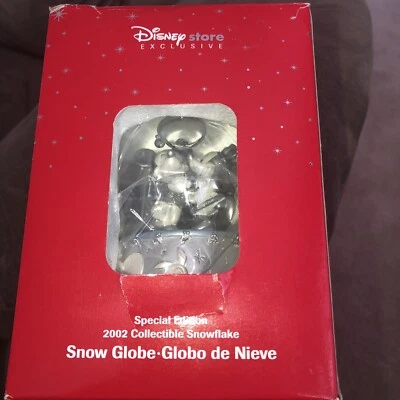 Globo de nieve de Navidad Snowflake 2002 exclusivo de Disney Store SE. Mickey & Minnie Foto 1 de 4