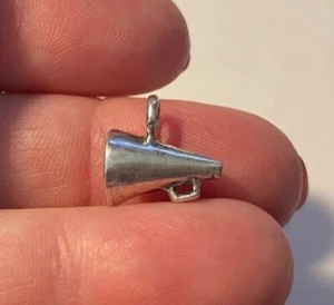 Dije megáfono equipo taladro animadora pequeño 1/2 plata esterlina 12x13 mm - Imagen 1 de 9
