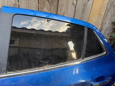 Vidro de ventilação para porta traseira esquerda Buick Encore 2013-2022 94533827 fabricante de equipamento original - Imagem 1 de 2