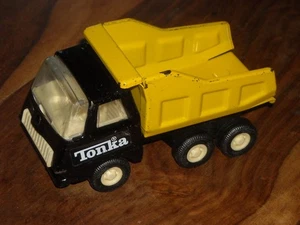 Vintage Tonka Black & Yellow 6 Wheel Tipper Dump Truck 12.5cm - Picture 1 of 9