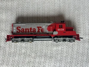 HO Tyco GP20 Diesel Locomotive - Santa Fe #5628 - (TESTED) - Picture 1 of 6
