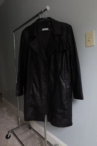 Chaqueta gabardina larga de cuero negra de doble botonadura de Calvin Klein para mujer - Imagen 1 de 10