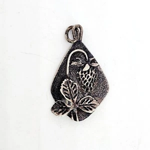 Vintage Sterlingsilber signiert Erdbeere Rebe Obst Anhänger Charm Relief 3d - Bild 1 von 6