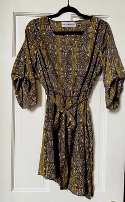 Vestido Rebecca Hampton con cinturón - Dorado con patrón de cachemira púrpura - Grande Foto 1 de 4