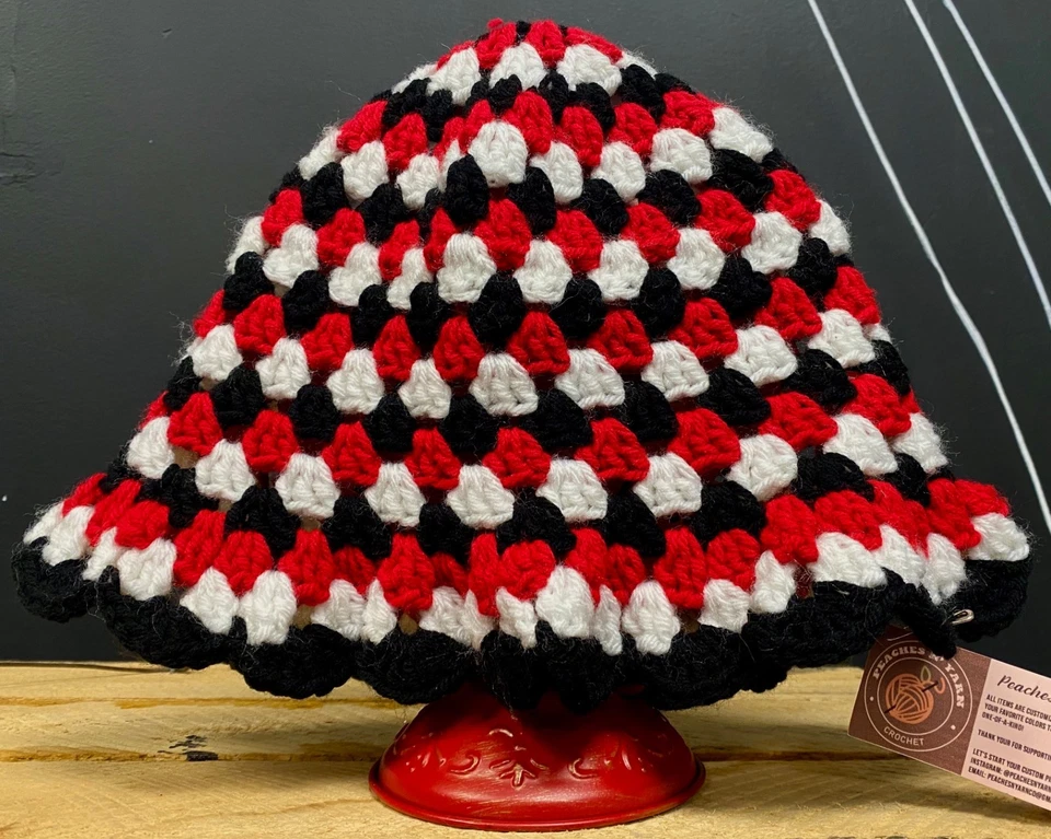 Sombrero cubo hecho a mano de ganchillo para adultos en rojo claro y negro/blanco Foto 1 de 2