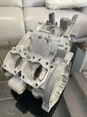 Cárter para Suzuki GT 125 NOS 11300-36830 Foto 1 de 4