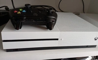 Microsoft Xbox One S 1TB + Mando inalámbrico  - Imagen 1 de 3