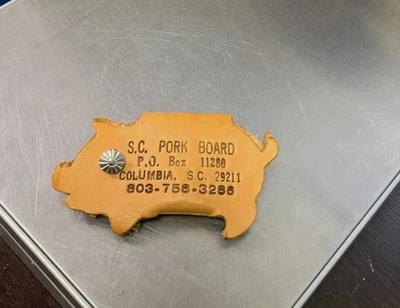 皮革猪钥匙扣钥匙扣 Fob S. C. 猪肉板,哥伦比亚南卡罗来纳州 — 第 1/4 张图片