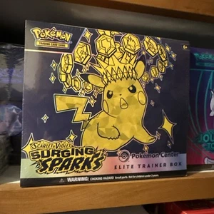 Caja Entrenador Elite Surging Sparks Exclusiva Pokemon Center ETB - Imagen 1 de 7