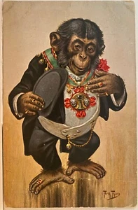 GEKLEIDETER AFFE SCHIMPANSE DIPLOMAT MIT MEDAILLEN KÜNSTLER SIGNIERT ARTHUR THEILE POSTKARTE - Bild 1 von 3