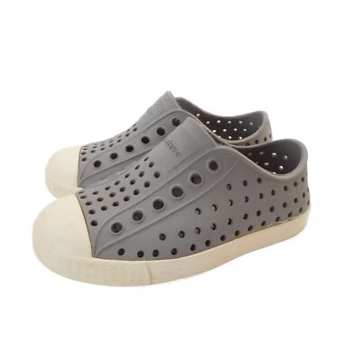 Zapato Native Jefferson Niño Pequeño C7 Gris Blanco Sin Cordones Zapatos para Agua Niños Unisex Foto 1 de 4