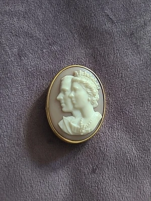 Vintage 1953 Queen Elizabeth II & Prince Philip coronation portrait cameo brooch - Image 1 of 3
