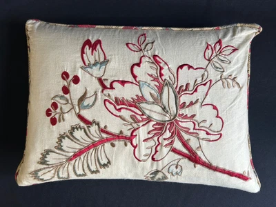 Almohada bordada floral y pájaro - B. Smith con estilo Foto 1 de 4