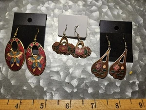 GRAN LOTE DE 3 HERMOSOS PARES DE PENDIENTES COLGANTES PERFORADOS CLOISONNE, TARJETAS Y BOLSAS - Imagen 1 de 2