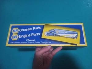 NAPA CHASSIS PARTS 1992 TRANSPORTER 1/64 ERTL HAULER DIECAST - Bild 1 von 2