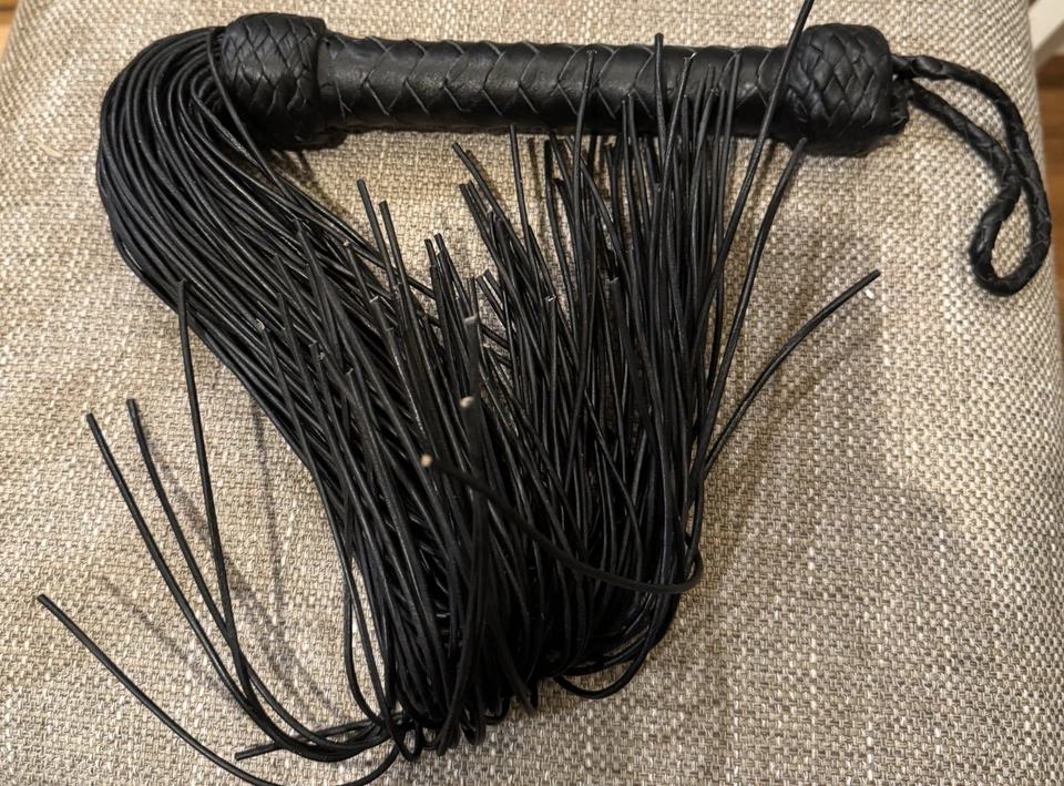 Látigo de cuero de vaca genuino Ardour Cat O Nine negro Flogger Foto 1 de 1