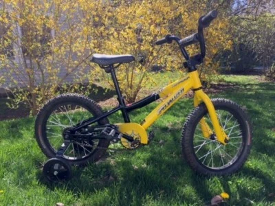 ДЕТСКИЙ СПЕЦИАЛИЗИРОВАННЫЙ 16-ДЮЙМОВЫЙ ВЕЛОСИПЕД HOTROCK С ТРЕНИРОВОЧНЫМИ КОЛЕСАМИ - Изображение 1 из 2