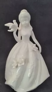 Statua statuina bambina porcellana bianca vintage con fiori uccellino 8" - Foto 1 di 11