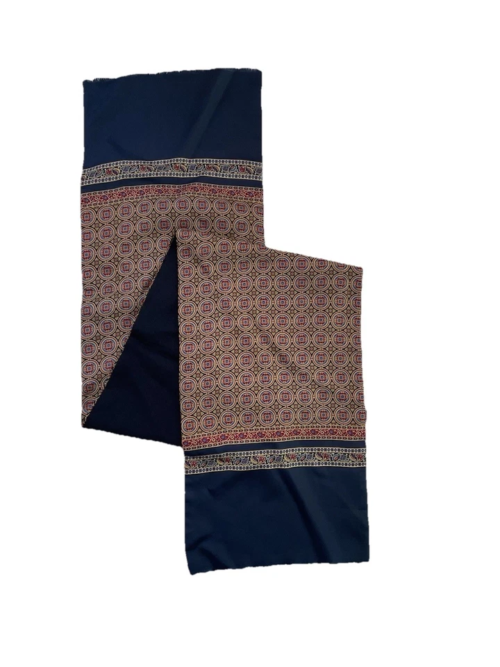 CLASSY bufanda de seda en capas para hombre detallada con un patrón geométrico 63”/12” EC Foto 1 de 4