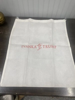 Bolsa de pó Ivanka Trump com cordão nova sem etiquetas para bolsas - 21”L x 18” A - Imagem 1 de 4