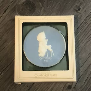 Decoración de cameo vintage de 1981 sello de Navidad Betsey Clark niño ciervo - Imagen 1 de 12