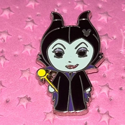 Prendedor oculto de Maléfica de Disney Foto 1 de 4