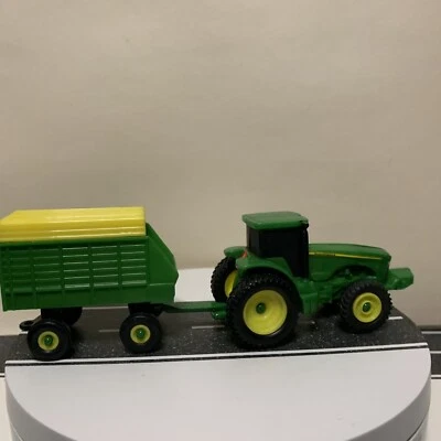 Tractor John Deere ERTL con par de remolque empacadora de pacas de heno forraje verde/amarillo - en muy buena condición Foto 1 de 4
