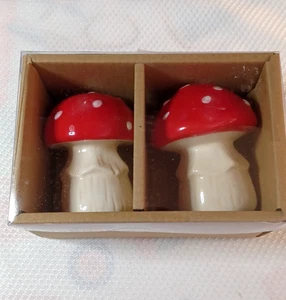 Juego de saleros y pimenteros de cerámica para champiñones rojos y blancos - Imagen 1 de 4