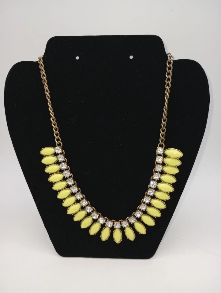 Mark J. firmado de colección Collar Crew Color Amarillo Pastel Diamantes de Imitación Transparente Foto 1 de 4
