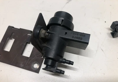 Solenoide de vacío VS52 EGR para camioneta E150 E250 E350 Econoline Ford F-150 Foto 1 de 4