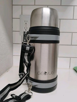 BOTELLA DE ACERO INOXIDABLE AL VACÍO MADERA CURVADA 1,2 L CON TAZA Foto 1 de 4