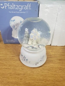 Globo de nieve musical Pfaltzgraff Winter Frost Collection oso polar y cachorro - Imagen 1 de 10