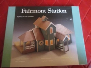 ESTACIÓN DE TREN miniatura vintage Fairmont STATION MADERA - escala HO - años 90 - Imagen 1 de 2